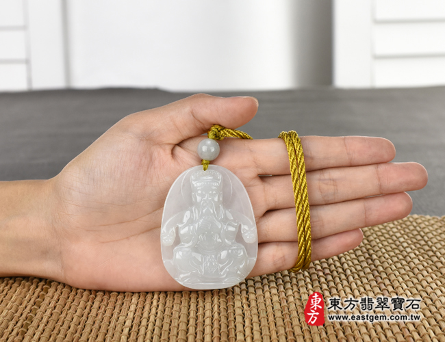 天官項鍊玉珮大小示意圖照片   翡翠天官大帝項鍊玉珮(三官大帝:天官大帝牌A貨翡翠天官大帝玉珮、緬甸玉天官大帝玉墜)。白綠色糯種,KN049。客製化訂做各種翡翠天官大帝吊墜玉珮項鍊。★附A貨翡翠雙證書 天官項鍊玉珮大小示意圖照片   翡翠天官大帝項鍊玉珮(三官大帝:天官大帝牌A貨翡翠天官大帝玉珮、緬甸玉天官大帝玉墜)。白綠色糯種,KN049。客製化訂做各種翡翠天官大帝吊墜玉珮項鍊。★附A貨翡翠雙證書