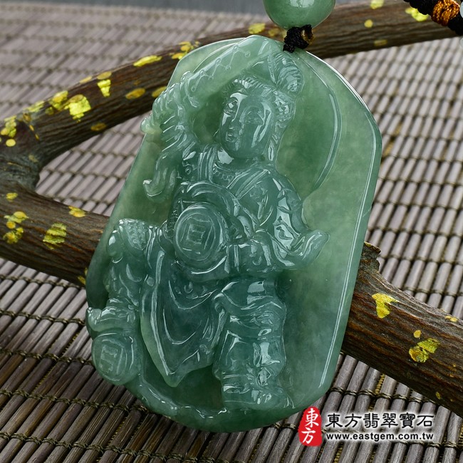 翡翠哪吒三太子左側照片 翡翠哪吒三太子項鍊玉珮（中壇元帥、哪吒：日月三太子牌A貨翡翠三太子玉珮、緬甸玉哪吒三太子玉墜）。綠色糯種油青日月三太子，TT075。客製化訂做各種翡翠哪吒三太子吊墜玉珮項鍊。★附A貨翡翠雙證書