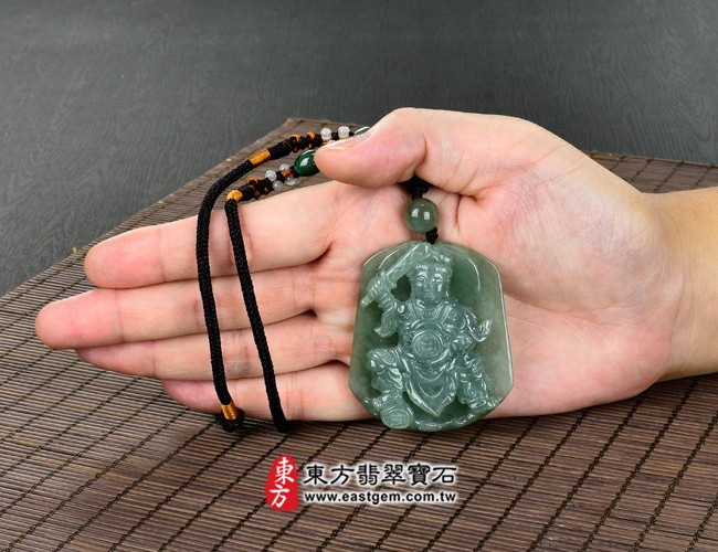 翡翠哪吒三太子大小示意圖照片 翡翠哪吒三太子項鍊玉珮（中壇元帥、哪吒：日月三太子牌A貨翡翠三太子玉珮、緬甸玉哪吒三太子玉墜）。綠色糯種油青日月三太子，TT075。客製化訂做各種翡翠哪吒三太子吊墜玉珮項鍊。★附A貨翡翠雙證書
