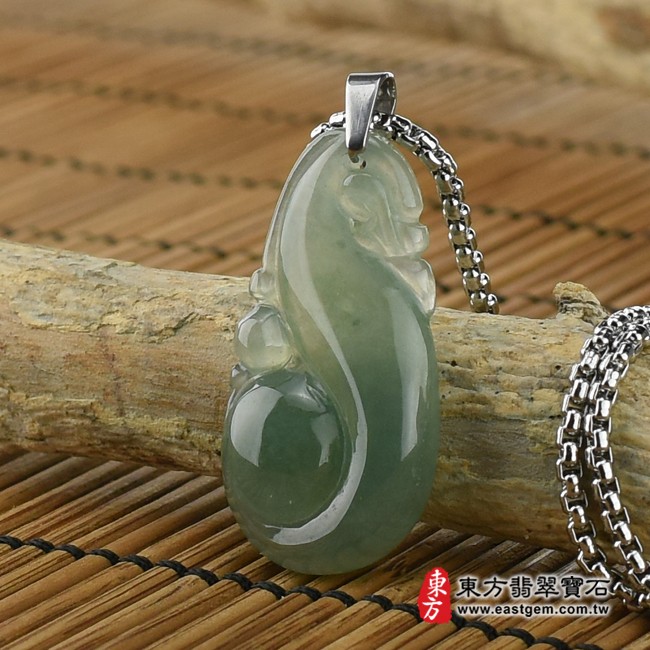 如意項鍊玉珮右側照片   翡翠如意項鍊玉珮（吉祥如意：如意牌A貨翡翠如意玉珮、緬甸玉如意玉墜）。綠色糯冰種油青如意，LU360。客製化訂做各種翡翠如意吊墜玉珮項鍊。★附A貨翡翠雙證書