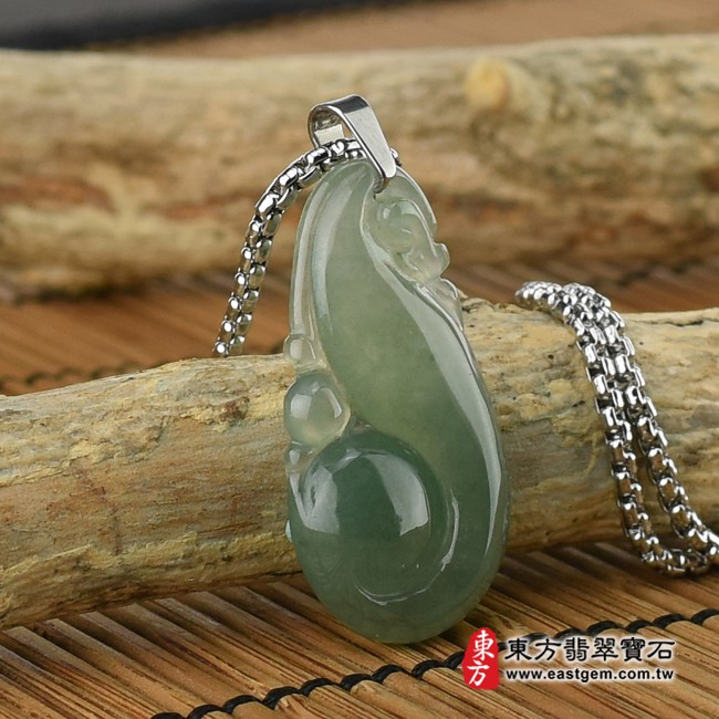 如意項鍊玉珮左側照片   翡翠如意項鍊玉珮（吉祥如意：如意牌A貨翡翠如意玉珮、緬甸玉如意玉墜）。綠色糯冰種油青如意，LU360。客製化訂做各種翡翠如意吊墜玉珮項鍊。★附A貨翡翠雙證書