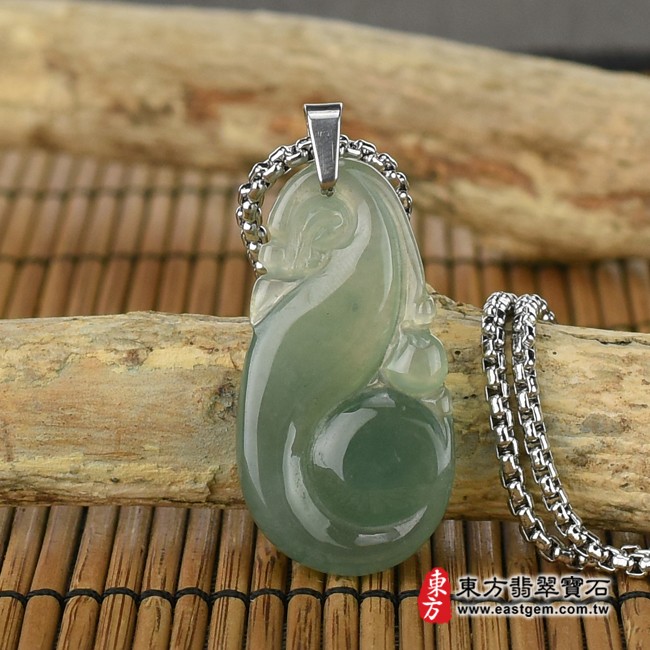 如意項鍊玉珮背面照片   翡翠如意項鍊玉珮（吉祥如意：如意牌A貨翡翠如意玉珮、緬甸玉如意玉墜）。綠色糯冰種油青如意，LU360。客製化訂做各種翡翠如意吊墜玉珮項鍊。★附A貨翡翠雙證書