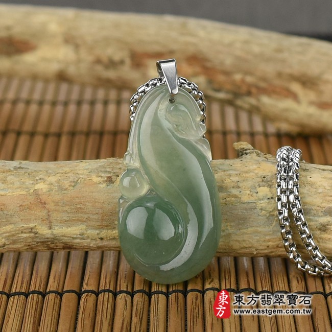 如意項鍊玉珮意境照片   翡翠如意項鍊玉珮（吉祥如意：如意牌A貨翡翠如意玉珮、緬甸玉如意玉墜）。綠色糯冰種油青如意，LU360。客製化訂做各種翡翠如意吊墜玉珮項鍊。★附A貨翡翠雙證書