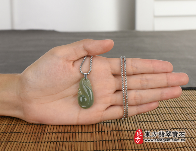 如意項鍊玉珮大小示意圖照片   翡翠如意項鍊玉珮（吉祥如意：如意牌A貨翡翠如意玉珮、緬甸玉如意玉墜）。綠色糯冰種油青如意，LU360。客製化訂做各種翡翠如意吊墜玉珮項鍊。★附A貨翡翠雙證書