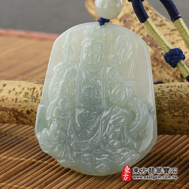 三太子項鍊玉珮右側照片   （已出售勿下標，可訂做）翡翠哪吒三太子項鍊玉珮（中壇元帥、哪吒：哪吒三太子牌A貨翡翠三太子玉珮、緬甸玉哪吒三太子玉墜）。淡綠色糯種灑金花三太子，TT074。客製化訂做各種翡翠哪吒三太子吊墜玉珮項鍊。★附A貨翡翠雙證書