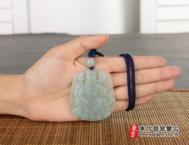 三太子項鍊玉珮大小示意照片   （已出售勿下標，可訂做）翡翠哪吒三太子項鍊玉珮（中壇元帥、哪吒：哪吒三太子牌A貨翡翠三太子玉珮、緬甸玉哪吒三太子玉墜）。淡綠色糯種灑金花三太子，TT074。客製化訂做各種翡翠哪吒三太子吊墜玉珮項鍊。★附A貨翡翠雙證書