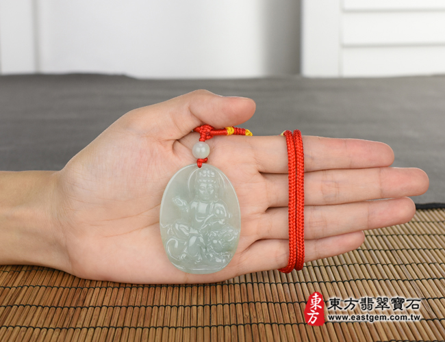 文殊菩薩項鍊玉珮  大小示意圖照片   （已出售勿下標，可訂做）翡翠文殊菩薩項鍊玉珮（文殊菩薩：文殊菩薩牌A貨翡翠文殊菩薩玉珮、緬甸玉文殊菩薩玉墜）。淡綠色糯種文殊菩薩，WS061。客製化訂做各種翡翠文殊菩薩吊墜玉珮項鍊。★附A貨翡翠雙證書