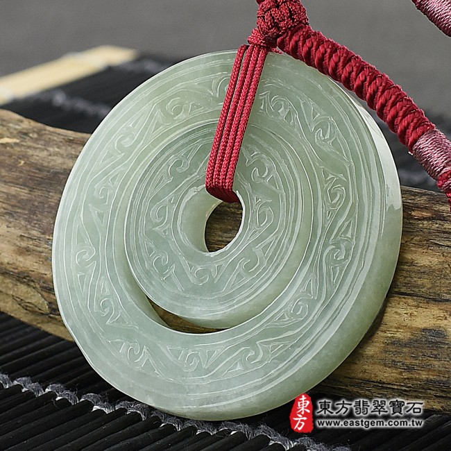 平安扣項鍊玉珮右側照片   翡翠平安扣項鍊玉珮（平安富貴：平安扣牌A貨翡翠平安扣玉珮、緬甸玉平安扣玉墜）。深淺綠色糯種平安扣，PN261。客製化訂做各種翡翠平安扣吊墜玉珮項鍊。★附A貨翡翠雙證書