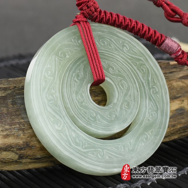 平安扣項鍊玉珮左側照片   翡翠平安扣項鍊玉珮（平安富貴：平安扣牌A貨翡翠平安扣玉珮、緬甸玉平安扣玉墜）。深淺綠色糯種平安扣，PN261。客製化訂做各種翡翠平安扣吊墜玉珮項鍊。★附A貨翡翠雙證書