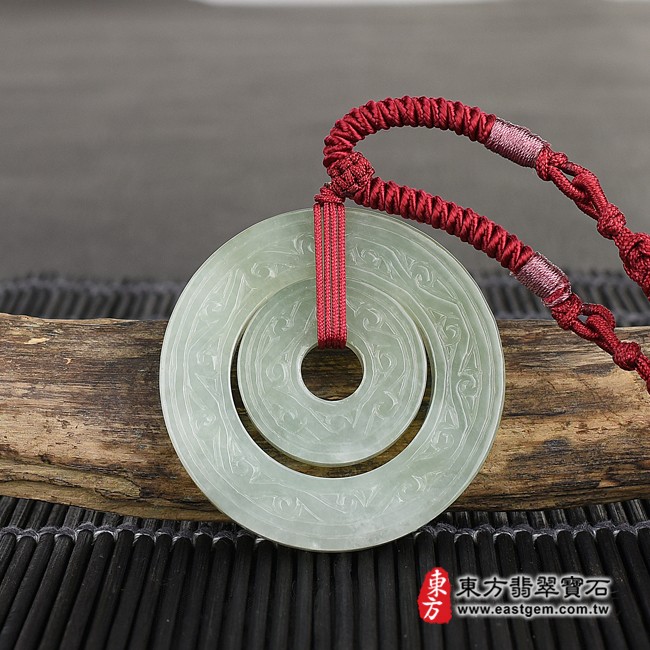 平安扣項鍊玉珮意境照片   翡翠平安扣項鍊玉珮（平安富貴：平安扣牌A貨翡翠平安扣玉珮、緬甸玉平安扣玉墜）。深淺綠色糯種平安扣，PN261。客製化訂做各種翡翠平安扣吊墜玉珮項鍊。★附A貨翡翠雙證書