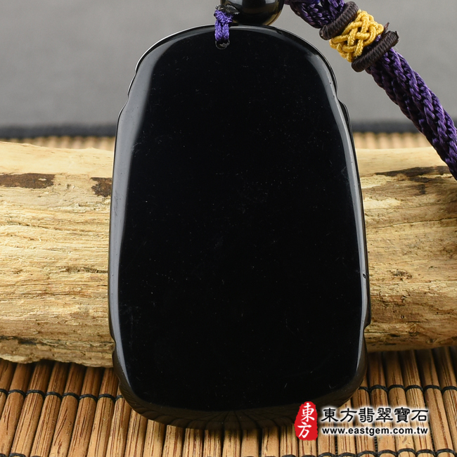 關聖帝君 背面照片 （已出售勿下標，可訂做）黑曜石關公項鍊玉珮（關聖帝君：關公牌黑曜石關公玉珮、黑曜石關公玉墜）。黑曜石關公，KG135。客製化訂做各種黑曜石關公吊墜玉珮項鍊。★附東方翡翠寶石保證卡