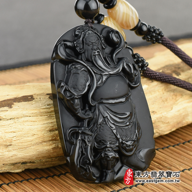 關聖帝君 左側照片（已出售勿下標，可訂做）黑曜石關公項鍊玉珮（關聖帝君：關公牌黑曜石關公玉珮、黑曜石關公玉墜）。黑曜石關公，KG136。客製化訂做各種黑曜石關公吊墜玉珮項鍊。★附東方翡翠寶石保證卡