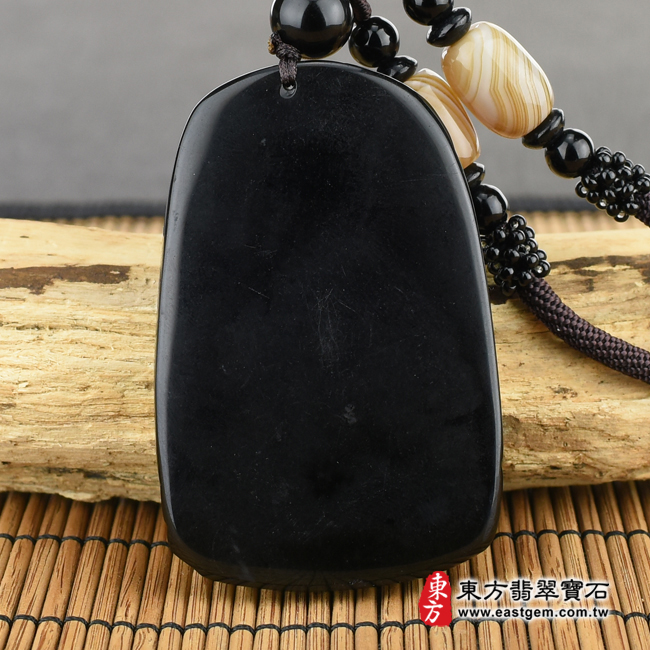 關聖帝君 背面照片 （已出售勿下標，可訂做）黑曜石關公項鍊玉珮（關聖帝君：關公牌黑曜石關公玉珮、黑曜石關公玉墜）。黑曜石關公，KG136。客製化訂做各種黑曜石關公吊墜玉珮項鍊。★附東方翡翠寶石保證卡