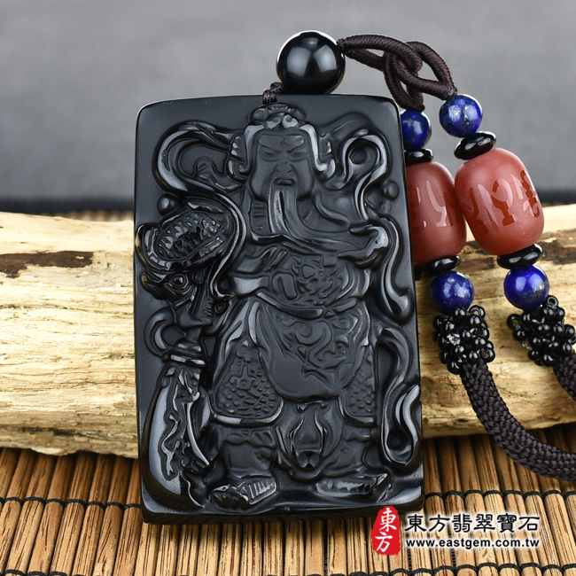 關聖帝君 情境照片 黑曜石關公項鍊玉珮（關聖帝君：關公牌黑曜石關公玉珮、黑曜石關公玉墜）。黑曜石關公，KG137。客製化訂做各種黑曜石關公吊墜玉珮項鍊。★附東方翡翠寶石保證卡