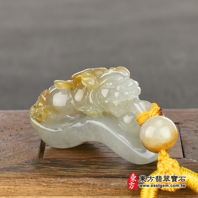 貔貅項鍊玉珮左側照片   （已出售勿下標，可訂做）翡翠貔貅項鍊玉珮（招財貔貅：貔貅牌A貨翡翠貔貅玉珮、緬甸玉貔貅玉墜）。淡綠糯種帶黃翡翠貔貅，PF683。客製化訂做各種翡翠貔貅吊墜玉珮項鍊。★附A貨翡翠雙證書