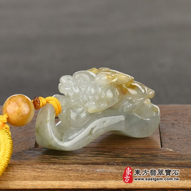 貔貅項鍊玉珮右側照片   （已出售勿下標，可訂做）翡翠貔貅項鍊玉珮（招財貔貅：貔貅牌A貨翡翠貔貅玉珮、緬甸玉貔貅玉墜）。淡綠糯種帶黃翡翠貔貅，PF683。客製化訂做各種翡翠貔貅吊墜玉珮項鍊。★附A貨翡翠雙證書