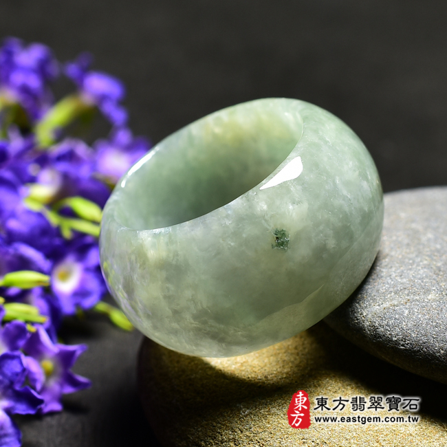 翡翠戒指右側照片   翡翠戒指（玉戒指、A貨翡翠戒指、緬甸玉戒指，版指戒，版戒指，結婚戒指、結婚對戒、男女對戒）。淡綠色糯種翡翠戒指，國際圍18，RNG053。客製化訂做各種翡翠戒指吊墜玉珮項鍊。★附A貨翡翠雙證書
