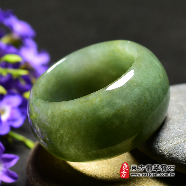 翡翠戒指右側照片   翡翠戒指（玉戒指、A貨翡翠戒指、緬甸玉戒指，版指戒，版戒指，結婚戒指、結婚對戒、男女對戒）。綠色糯種油青翡翠戒指，國際圍21，RNG073。客製化訂做各種翡翠戒指吊墜玉珮項鍊。★附A貨翡翠雙證書