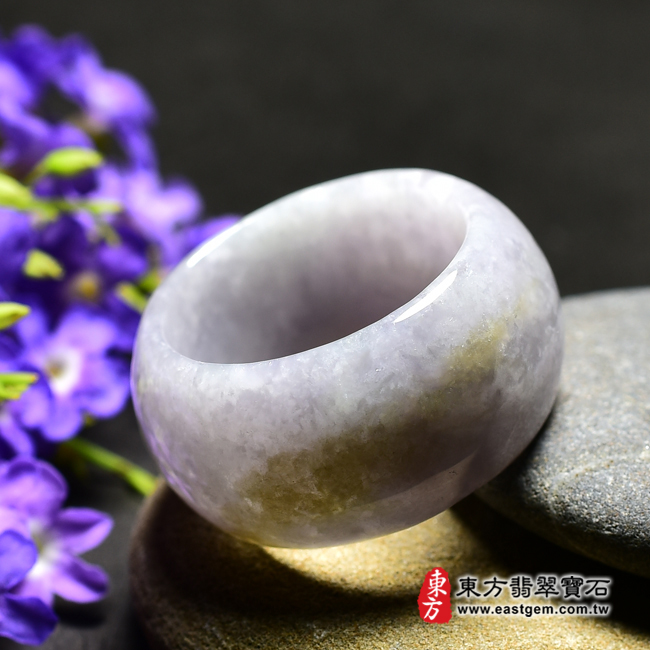 翡翠戒指右側照片   翡翠戒指（玉戒指、A貨翡翠戒指、緬甸玉戒指，版指戒，版戒指，結婚戒指、結婚對戒、男女對戒）。糯種帶三彩翡翡翠戒指，國際圍20，RNG090。客製化訂做各種翡翠戒指吊墜玉珮項鍊。★附A貨翡翠雙證書