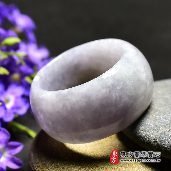 翡翠戒指右側照片   翡翠戒指（玉戒指、A貨翡翠戒指、緬甸玉戒指，版指戒，版戒指，結婚戒指、結婚對戒、男女對戒）。糯種帶三彩翡翡翠戒指，國際圍20，RNG090。客製化訂做各種翡翠戒指吊墜玉珮項鍊。★附A貨翡翠雙證書