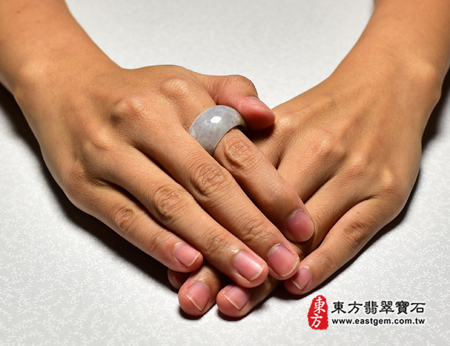 翡翠戒指大小示意圖照片   翡翠戒指（玉戒指、A貨翡翠戒指、緬甸玉戒指，版指戒，版戒指，結婚戒指、結婚對戒、男女對戒）。糯種帶三彩翡翡翠戒指，國際圍20，RNG090。客製化訂做各種翡翠戒指吊墜玉珮項鍊。★附A貨翡翠雙證書