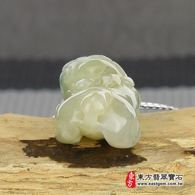 貔貅項鍊玉珮背面照片   （已出售勿下標，可訂做）翡翠貔貅項鍊玉珮（招財貔貅：貔貅牌A貨翡翠貔貅玉珮、緬甸玉貔貅玉墜）。淡綠色豆種貔貅，PF474。客製化訂做各種翡翠貔貅吊墜玉珮項鍊。★附A貨翡翠雙證書