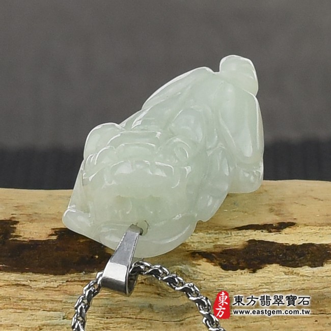 貔貅項鍊玉珮正面照片   （已出售勿下標，可訂做）翡翠貔貅項鍊玉珮（招財貔貅：貔貅牌A貨翡翠貔貅玉珮、緬甸玉貔貅玉墜）。淡綠色豆種貔貅，PF477。客製化訂做各種翡翠貔貅吊墜玉珮項鍊。★附A貨翡翠雙證書
