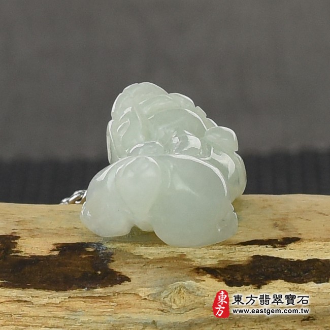 貔貅項鍊玉珮背面照片   （已出售勿下標，可訂做）翡翠貔貅項鍊玉珮（招財貔貅：貔貅牌A貨翡翠貔貅玉珮、緬甸玉貔貅玉墜）。淡綠色豆種貔貅，PF477。客製化訂做各種翡翠貔貅吊墜玉珮項鍊。★附A貨翡翠雙證書