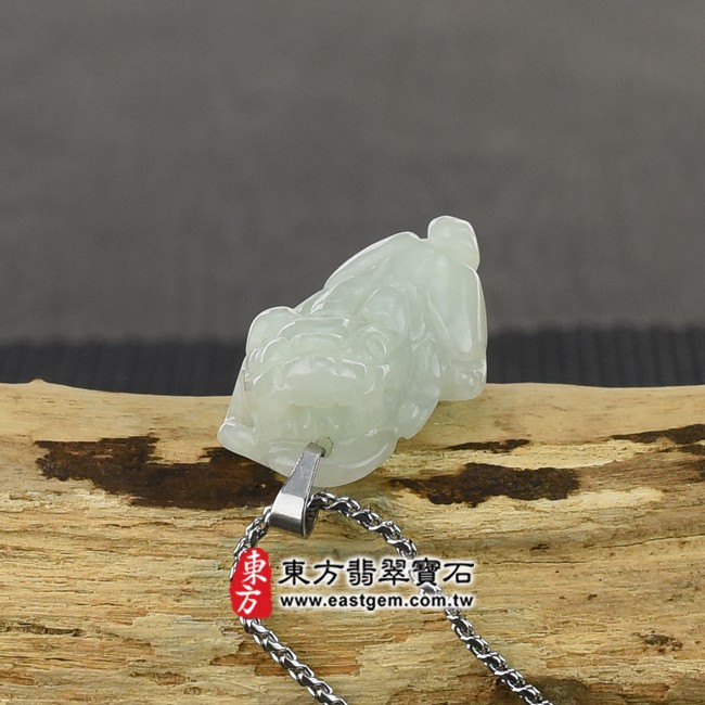 貔貅項鍊玉珮意境照片   （已出售勿下標，可訂做）翡翠貔貅項鍊玉珮（招財貔貅：貔貅牌A貨翡翠貔貅玉珮、緬甸玉貔貅玉墜）。淡綠色豆種貔貅，PF477。客製化訂做各種翡翠貔貅吊墜玉珮項鍊。★附A貨翡翠雙證書