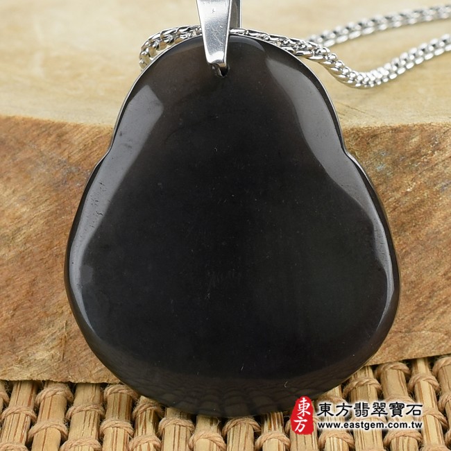 彌勒佛項鍊玉珮背面照片  黑曜石彌勒佛項鍊玉珮（彌勒佛：彌勒佛牌黑曜石彌勒佛玉珮、黑曜石彌勒佛玉墜）。炫種黑曜石彌勒佛，ML182。客製化訂做各種黑曜石彌勒佛吊墜玉珮項鍊。★附東方翡翠寶石保證卡 