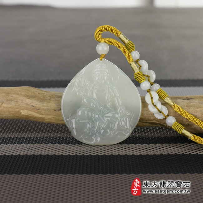 翡翠普賢菩薩情境照片 （已出售勿下標，可訂做）翡翠普賢菩薩項鍊玉珮（普賢菩薩：普賢菩薩牌A貨翡翠普賢菩薩玉珮、緬甸玉普賢菩薩玉墜）。淡綠色細糯種油青普賢菩薩，BS078。客製化訂做各種翡翠普賢菩薩吊墜玉珮項鍊。★附A貨翡翠雙證書