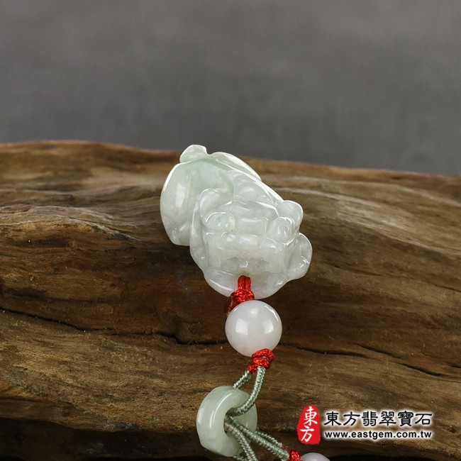 貔貅項鍊玉珮意境照片   翡翠貔貅項鍊玉珮（招財貔貅：貔貅牌A貨翡翠貔貅玉珮、緬甸玉貔貅玉墜）。白綠色豆種貔貅，PF506。客製化訂做各種翡翠貔貅吊墜玉珮項鍊。★附A貨翡翠雙證書