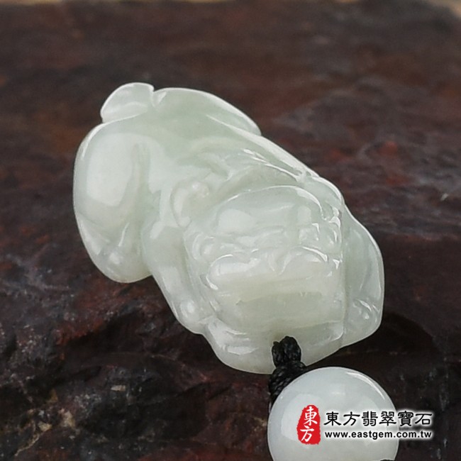貔貅項鍊玉珮正面照片   （已出售勿下標，可訂做）翡翠貔貅項鍊玉珮（招財貔貅：貔貅牌A貨翡翠貔貅玉珮、緬甸玉貔貅玉墜）。白綠色糯種貔貅，PF507。客製化訂做各種翡翠貔貅吊墜玉珮項鍊。★附A貨翡翠雙證書