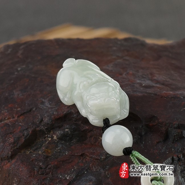 貔貅項鍊玉珮意境照片   （已出售勿下標，可訂做）翡翠貔貅項鍊玉珮（招財貔貅：貔貅牌A貨翡翠貔貅玉珮、緬甸玉貔貅玉墜）。白綠色糯種貔貅，PF507。客製化訂做各種翡翠貔貅吊墜玉珮項鍊。★附A貨翡翠雙證書