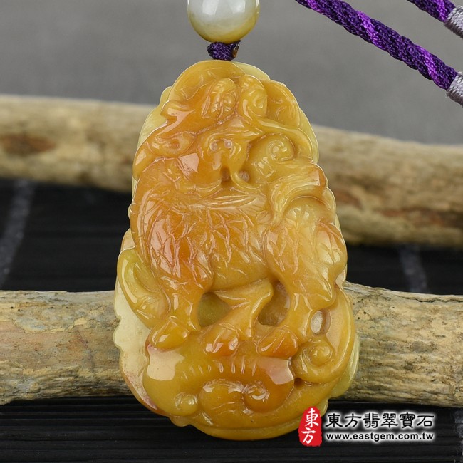 翡翠麒麟正面照片 翡翠麒麟項鍊玉珮（神獸獻瑞：麒麟牌A貨翡翠麒麟玉珮、緬甸玉麒麟玉墜）。黃翡麒麟，CL051。客製化訂做各種翡翠麒麟吊墜玉珮項鍊。★附A貨翡翠雙證書