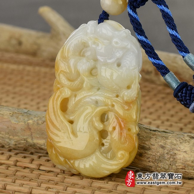 龍鳳項鍊玉珮右側照片  翡翠龍鳳項鍊玉珮（龍鳳呈祥：龍鳳牌A貨翡翠龍鳳玉珮、緬甸玉龍鳳玉墜）。豆種帶黃翡龍鳳，DR277。客製化訂做各種翡翠龍鳳吊墜玉珮項鍊。★附A貨翡翠雙證書