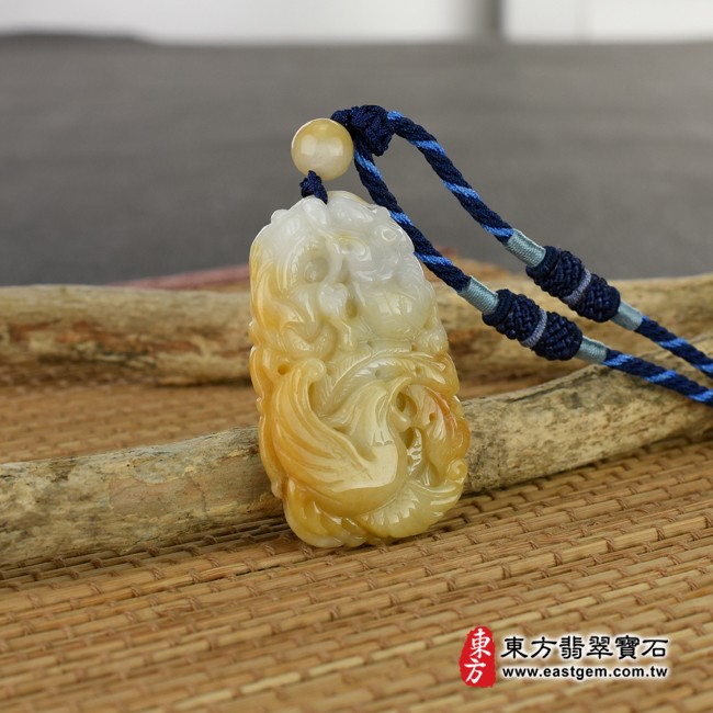 龍鳳項鍊玉珮情境照片  翡翠龍鳳項鍊玉珮（龍鳳呈祥：龍鳳牌A貨翡翠龍鳳玉珮、緬甸玉龍鳳玉墜）。豆種帶黃翡龍鳳，DR277。客製化訂做各種翡翠龍鳳吊墜玉珮項鍊。★附A貨翡翠雙證書