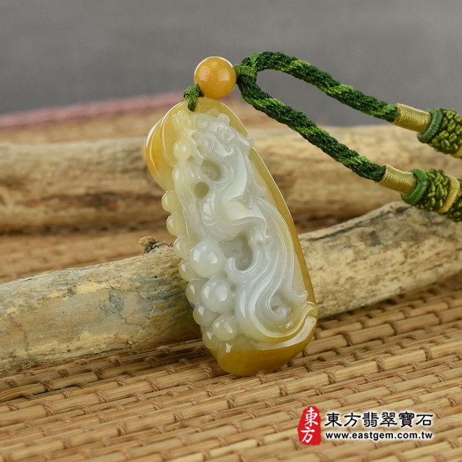 龍鳳項鍊玉珮情境照片  翡翠龍鳳項鍊玉珮（龍鳳呈祥：龍鳳牌A貨翡翠龍鳳玉珮、緬甸玉龍鳳玉墜）。白綠色糯種龍鳳，DR289。客製化訂做各種翡翠龍鳳吊墜玉珮項鍊。★附A貨翡翠雙證書