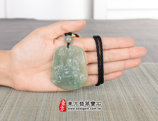 地藏王菩薩項鍊玉珮  大小示意照片  （已出售勿下標，可訂做）翡翠地藏王菩薩項鍊玉珮（地藏王菩薩：地藏王菩薩牌A貨翡翠地藏王菩薩玉珮、緬甸玉地藏王菩薩玉墜）。淡綠色糯種帶微冰地藏王菩薩，DY029。客製化訂做各種翡翠地藏王菩薩吊墜玉珮項鍊。★附A貨翡翠雙證書