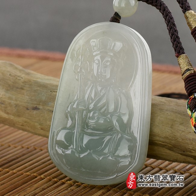 地藏王菩薩項鍊玉珮右側照片  （已出售勿下標，可訂做）翡翠地藏王菩薩項鍊玉珮（地藏王菩薩：地藏王菩薩牌A貨翡翠地藏王菩薩玉珮、緬甸玉地藏王菩薩玉墜）。淡綠色糯冰種地藏王菩薩，DY034。客製化訂做各種翡翠地藏王菩薩吊墜玉珮項鍊。★附A貨翡翠雙證書