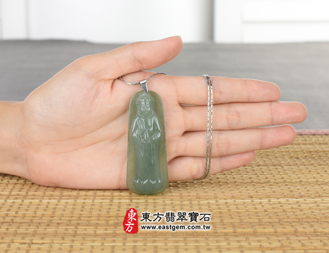 觀音項鍊玉珮大小示意照片  （已出售勿下標，可訂做）翡翠觀世音菩薩項鍊玉珮（觀世音菩薩、寶瓶觀音：觀世音菩薩牌A貨翡翠觀世音菩薩玉珮、緬甸玉觀世音菩薩玉墜）。綠色糯冰種油青觀世音菩薩，GY604。客製化訂做各種翡翠觀世音菩薩吊墜玉珮項鍊。★附A貨翡翠雙證書