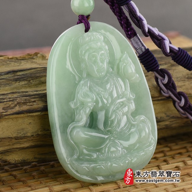 大勢至菩薩項鍊玉珮左側照片  翡翠大勢至菩薩項鍊玉珮（大勢至菩薩：大勢至菩薩牌A貨翡翠大勢至菩薩玉珮、緬甸玉大勢至菩薩玉墜）。綠色豆種大勢至菩薩，GY611。客製化訂做各種翡翠大勢至菩薩吊墜玉珮項鍊。★附A貨翡翠雙證書