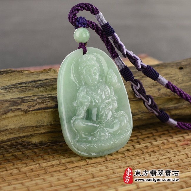 大勢至菩薩項鍊玉珮情境照片  翡翠大勢至菩薩項鍊玉珮（大勢至菩薩：大勢至菩薩牌A貨翡翠大勢至菩薩玉珮、緬甸玉大勢至菩薩玉墜）。綠色豆種大勢至菩薩，GY611。客製化訂做各種翡翠大勢至菩薩吊墜玉珮項鍊。★附A貨翡翠雙證書