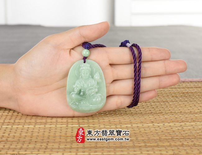 大勢至菩薩項鍊玉珮大小示意圖  翡翠大勢至菩薩項鍊玉珮（大勢至菩薩：大勢至菩薩牌A貨翡翠大勢至菩薩玉珮、緬甸玉大勢至菩薩玉墜）。綠色豆種大勢至菩薩，GY611。客製化訂做各種翡翠大勢至菩薩吊墜玉珮項鍊。★附A貨翡翠雙證書