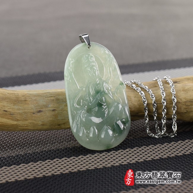 千手觀音項鍊玉珮情境照片  翡翠千手觀音項鍊玉珮（千手觀音：千手觀音牌A貨翡翠千手觀音玉珮、緬甸玉千手觀音玉墜）。綠色糯冰種帶飄花千手觀音，LH093。客製化訂做各種翡翠千手觀音吊墜玉珮項鍊。★附A貨翡翠雙證書