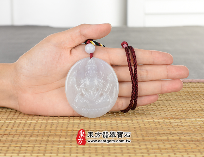 千手觀音項鍊玉珮大小示意圖  翡翠千手觀音項鍊玉珮（千手觀音：千手觀音牌A貨翡翠千手觀音玉珮、緬甸玉千手觀音玉墜）。淡紫色糯種千手觀音，LH098。客製化訂做各種翡翠千手觀音吊墜玉珮項鍊。★附A貨翡翠雙證書