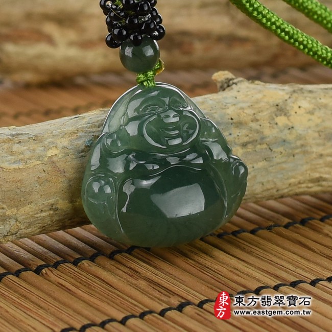 彌勒佛項鍊玉珮情境照片  翡翠彌勒佛項鍊玉珮（彌勒佛：彌勒佛牌A貨翡翠彌勒佛玉珮、緬甸玉彌勒佛玉墜）。綠色糯冰種油青彌勒佛，ML186。客製化訂做各種翡翠彌勒佛吊墜玉珮項鍊。★附A貨翡翠雙證書