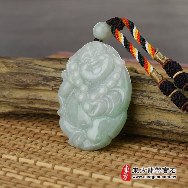 彌勒佛項鍊玉珮情境照片  翡翠彌勒佛項鍊玉珮（彌勒佛：彌勒佛牌A貨翡翠彌勒佛玉珮、緬甸玉彌勒佛玉墜）。綠色糯豆種彌勒佛，ML193。客製化訂做各種翡翠彌勒佛吊墜玉珮項鍊。★附A貨翡翠雙證書