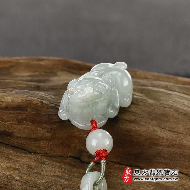 貔貅項鍊玉珮情境照片  翡翠貔貅項鍊玉珮（招財貔貅：貔貅牌A貨翡翠貔貅玉珮、緬甸玉貔貅玉墜）。白綠色糯種貔貅，PF542。客製化訂做各種翡翠貔貅吊墜玉珮項鍊。★附A貨翡翠雙證書