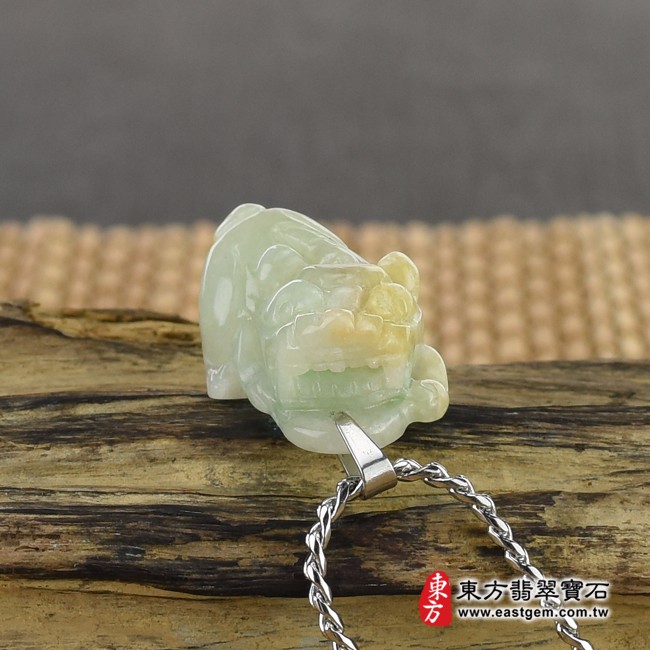貔貅項鍊玉珮情境照片  （已出售勿下標，可訂做）翡翠貔貅項鍊玉珮（招財貔貅：貔貅牌A貨翡翠貔貅玉珮、緬甸玉貔貅玉墜）。淡綠色豆種帶黃翡貔貅，PF577。客製化訂做各種翡翠貔貅吊墜玉珮項鍊。★附A貨翡翠雙證書